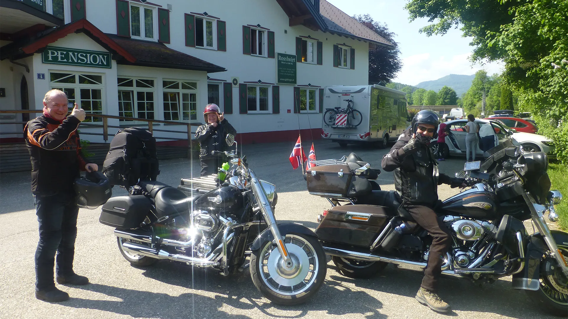 Biker parken vor der Pension